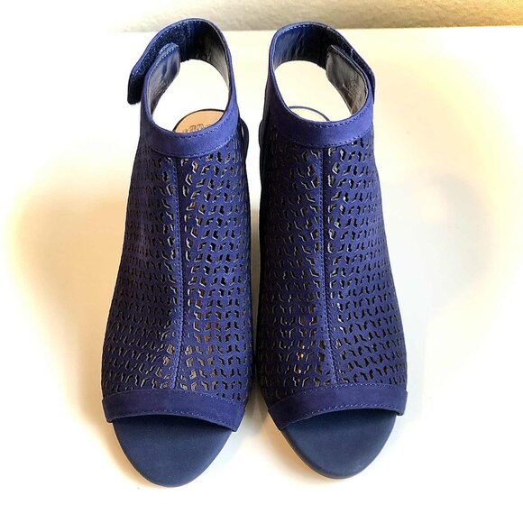 NWT VINCE CAMUTO Dastana Nubuck Booties Block Heel Peep Toe Moody Blue 6.5 - Picture 3 of 10